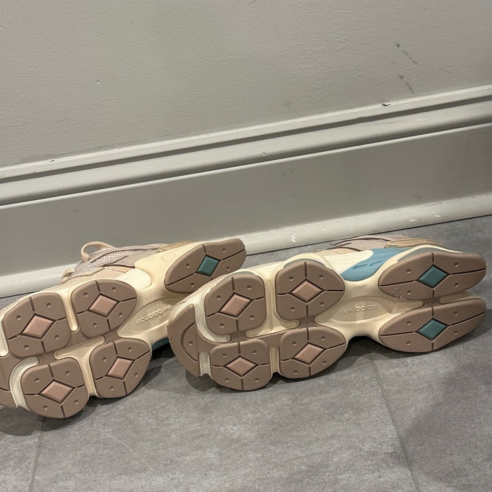 New Balance 9060 - Picture 2 of 3